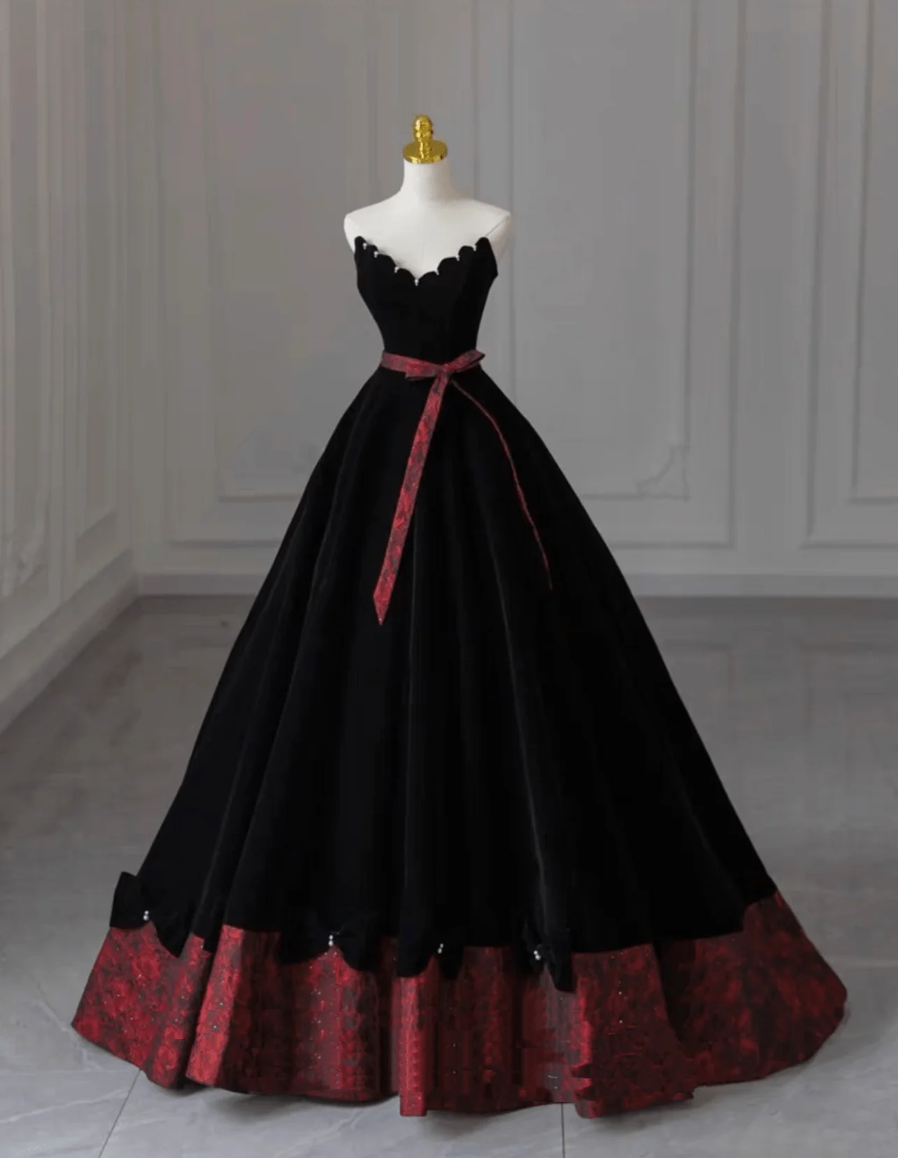 Gothic Black Wedding Dress With Red Jacquard Trim And Belt - Off Shoulder Sweetheart Ball Gown Plus Size