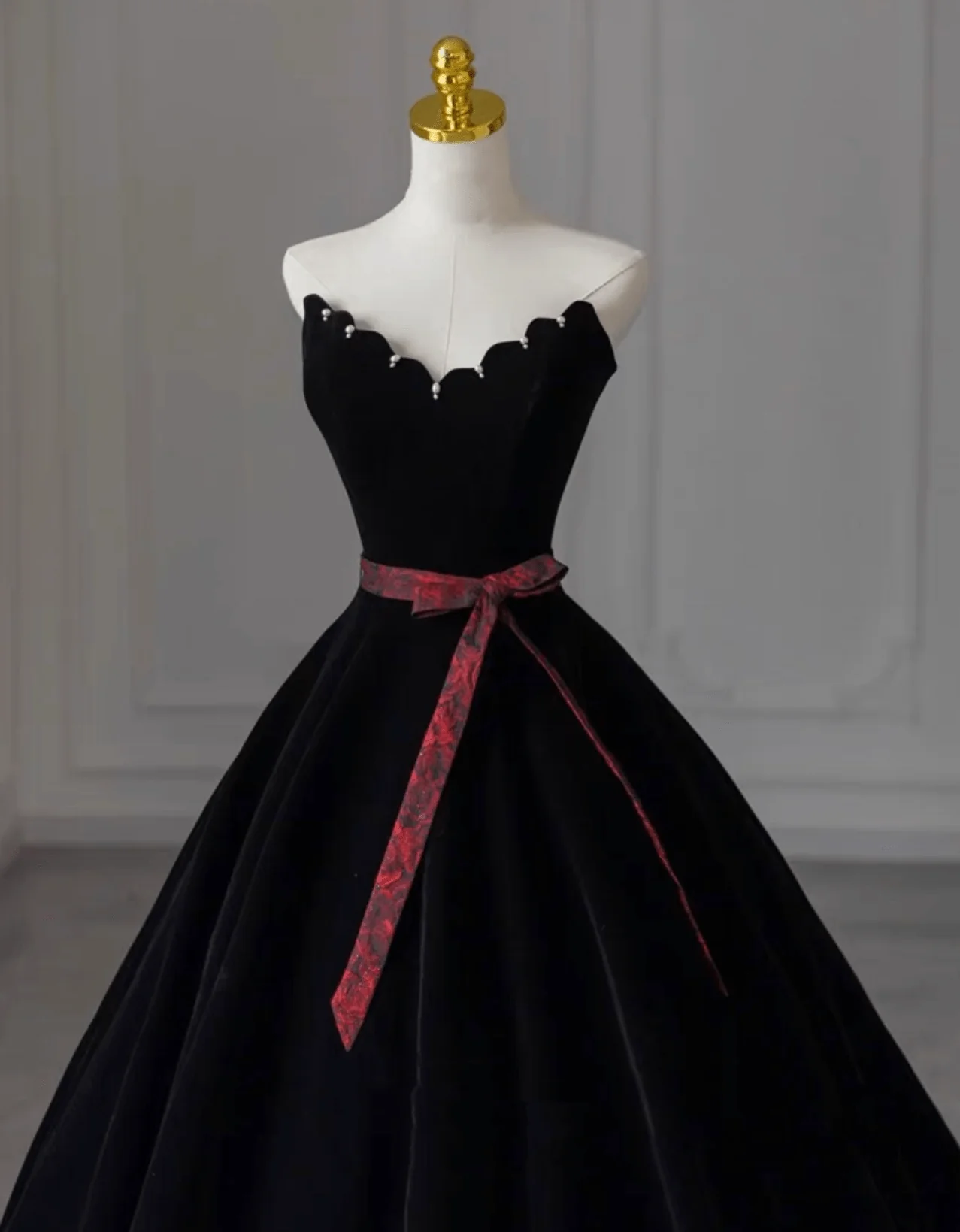 Gothic Black Wedding Dress With Red Jacquard Trim And Belt - Off Shoulder Sweetheart Ball Gown Plus Size - Image 3