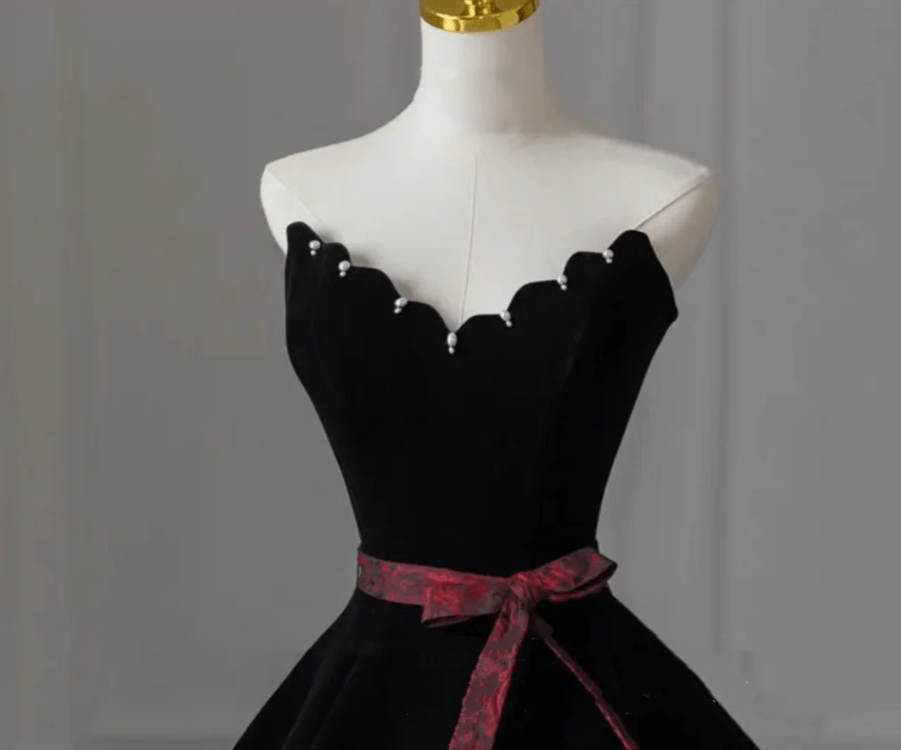 Gothic Black Wedding Dress With Red Jacquard Trim And Belt - Off Shoulder Sweetheart Ball Gown Plus Size - Image 4