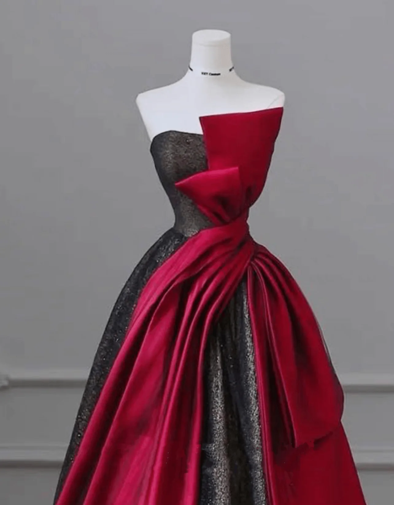 Gothic Off Shoulder Black and Red Wedding Dress With Tulle Plus Size - Image 4