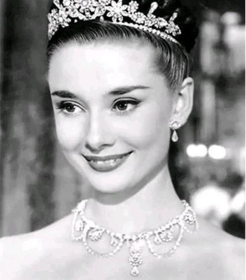 Handmade Vintage Inspired Necklace - Crystal Chocker - Audrey Hepburn - Baroque Vintage - Image 3