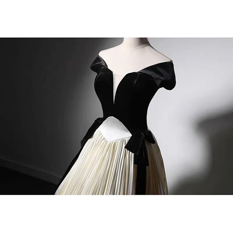 Black And White Gothic Velvet Formal Dress - Plus Size - Image 4