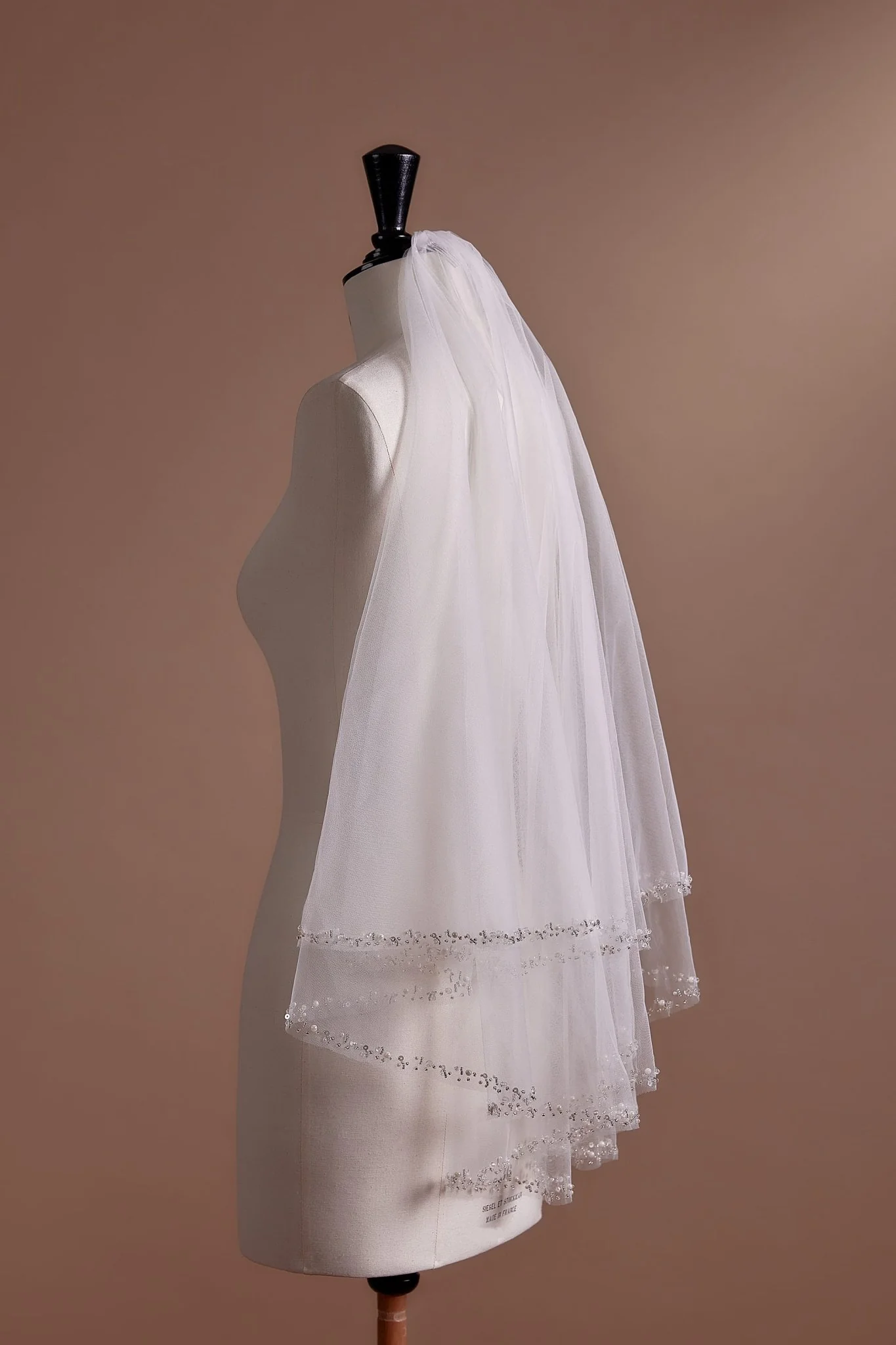 Charming Short Wedding Veil with Delicate Sequin Details and Elegant Lace Trim