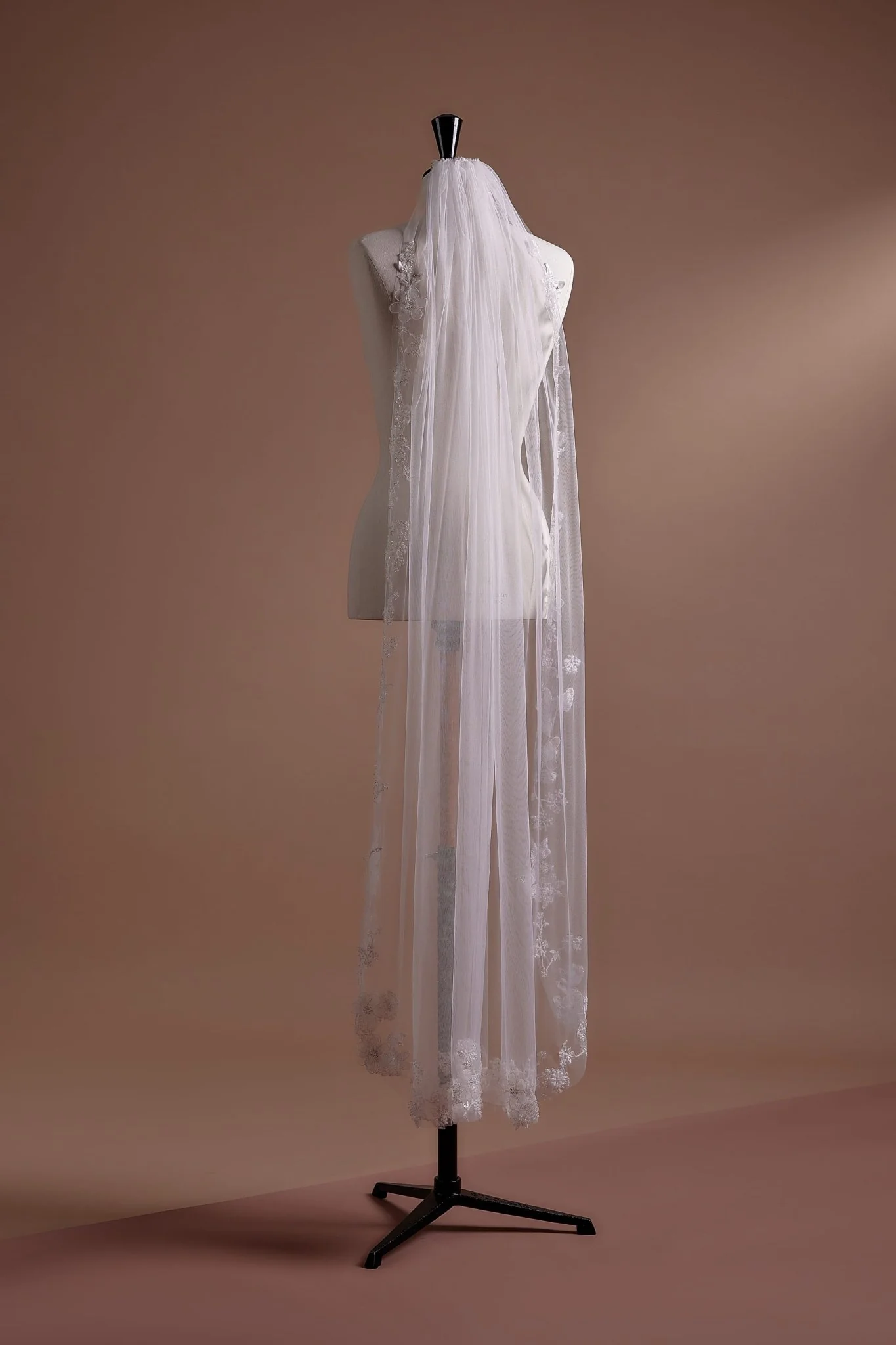 Charming Short Wedding Veil with Floral Lace Details and Elegant Tulle Fall