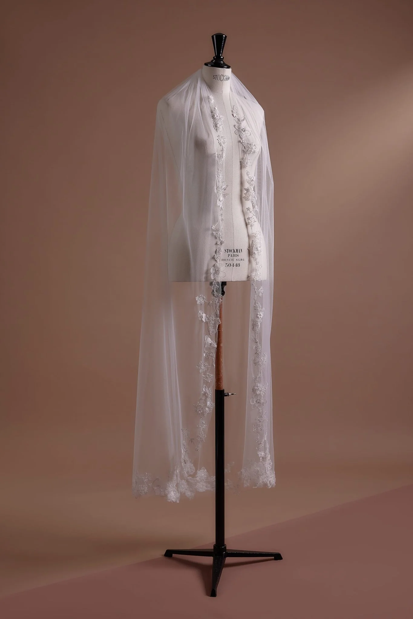 Charming Short Wedding Veil with Floral Lace Details and Elegant Tulle Fall - Image 2
