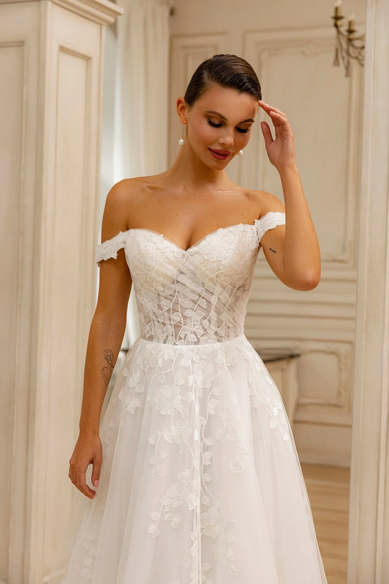 Elegant Off-Shoulder Lace Wedding Dress with Basketweave Bodice and Tulle Skirt Plus Size - Image 2