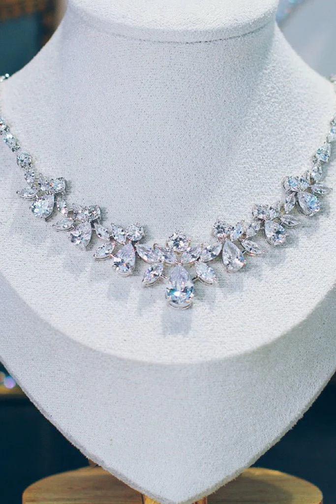 Exquisit Luxurious Lock Clavicle Chain Necklace with Sparkling Zircon Stones Ideal for Weddings, Evenings - Image 2
