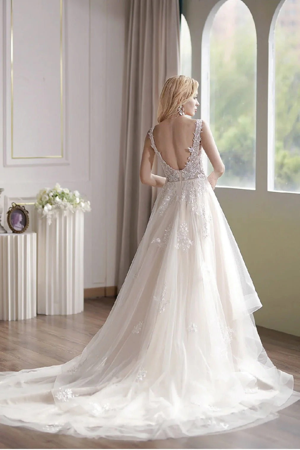 V-Neck Sleeveless Tulle Ball Gown With Embroidered Appliqués Bridal Dress - Image 4