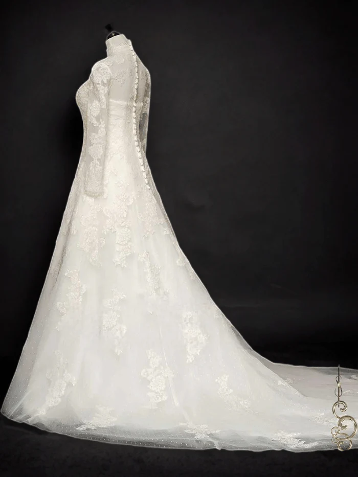 Timeless Beauty: Vintage Style Modest Lace Wedding Dress with High Neck - Image 2