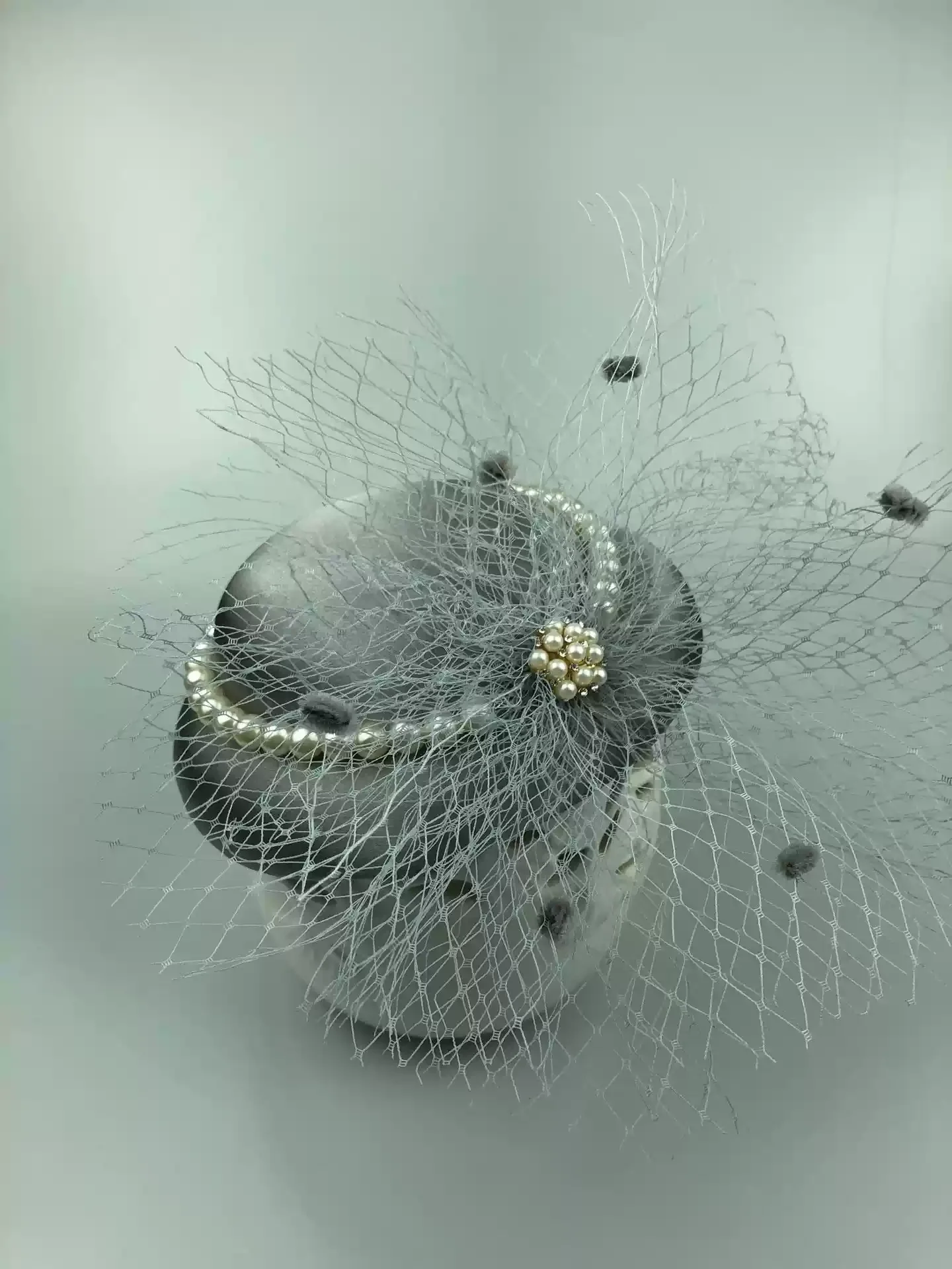 Elegant Cocktail Hat with Feather and Pearl Embellishments - Image 4