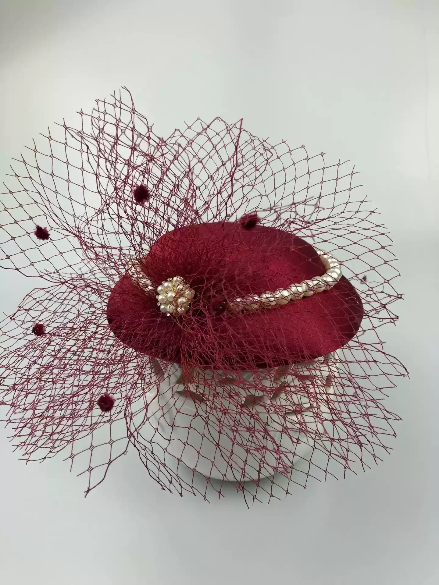 Elegant Cocktail Hat with Feather and Pearl Embellishments - Image 5