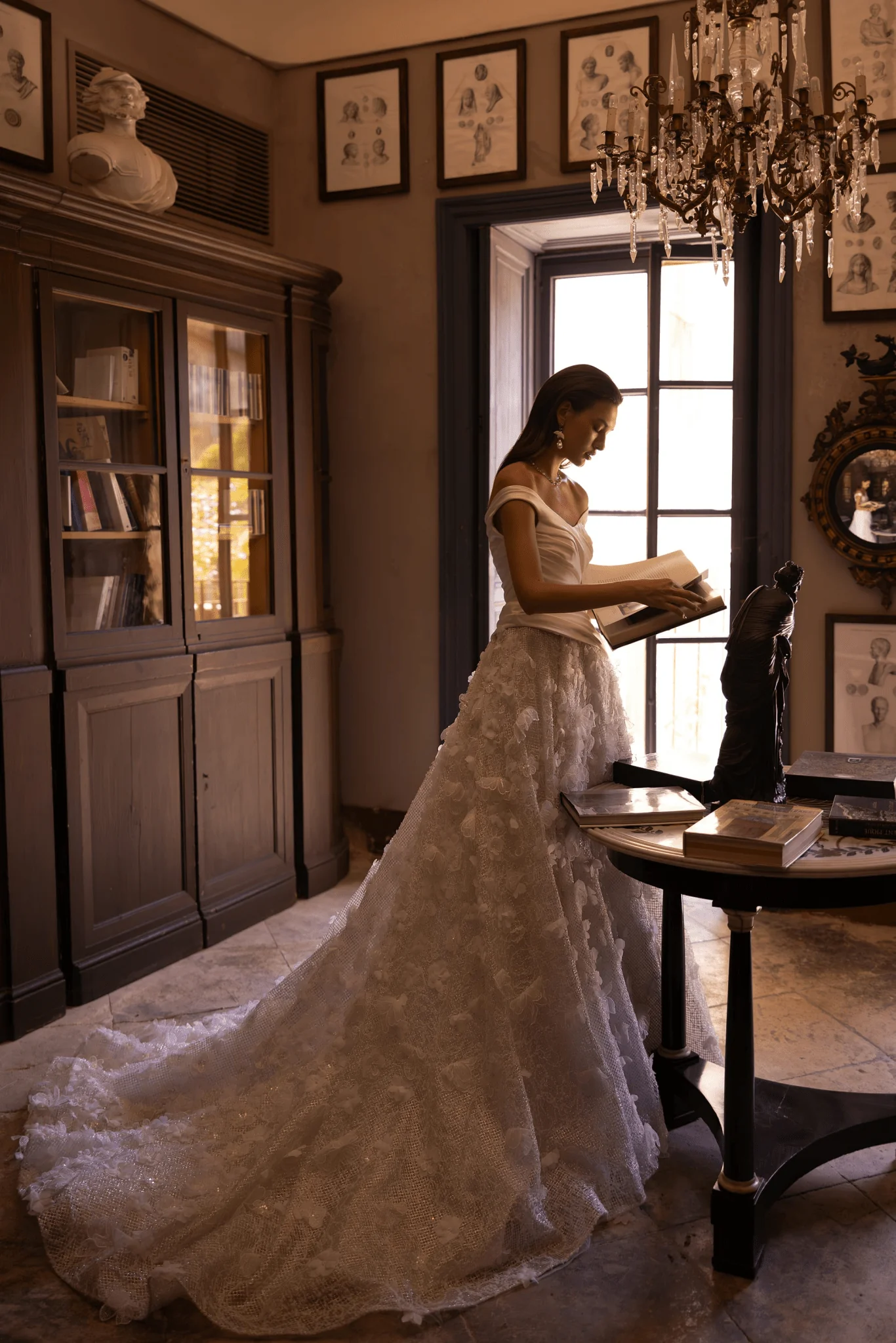 Elegant Off-Shoulder Floral Lace Wedding Gown - A-Line Wedding Dress with Sleeveless Plus Size - Image 4
