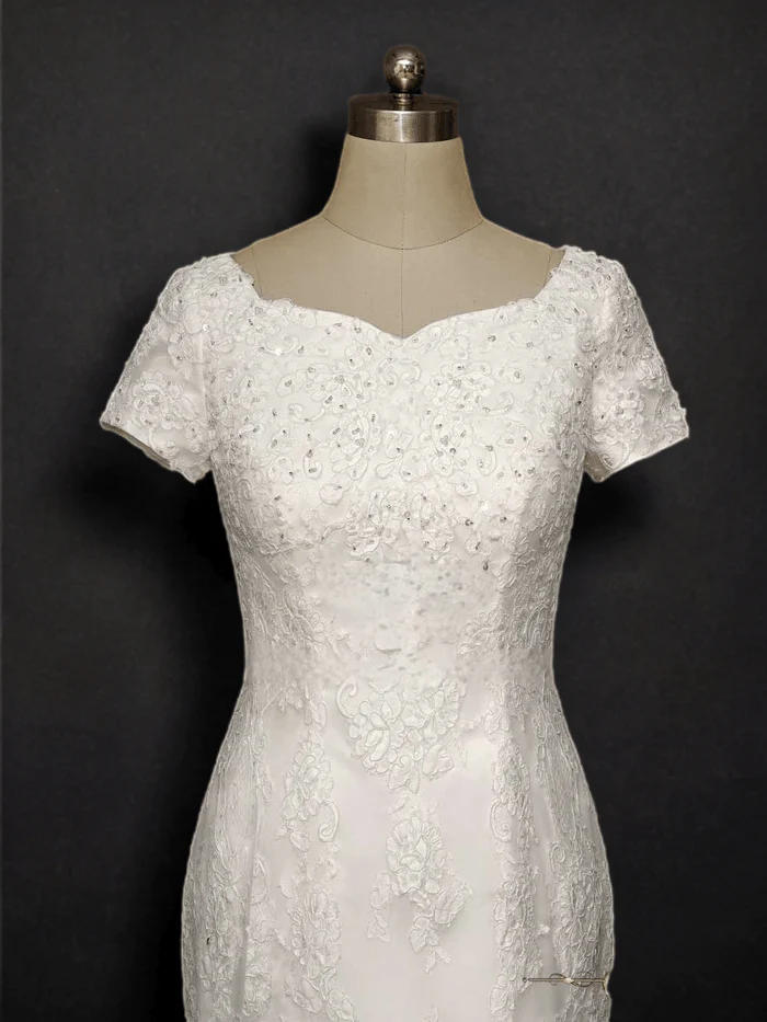 Graceful Elegance: Modest Mermaid Lace Wedding Dress with Short Sleeves Plus Size - Image 4