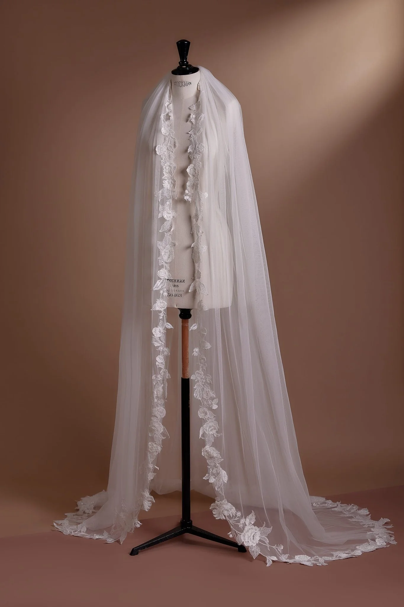 Lace Trim Cathedral Veil with Elegant Embroidery for Sophisticated Brides - Image 2