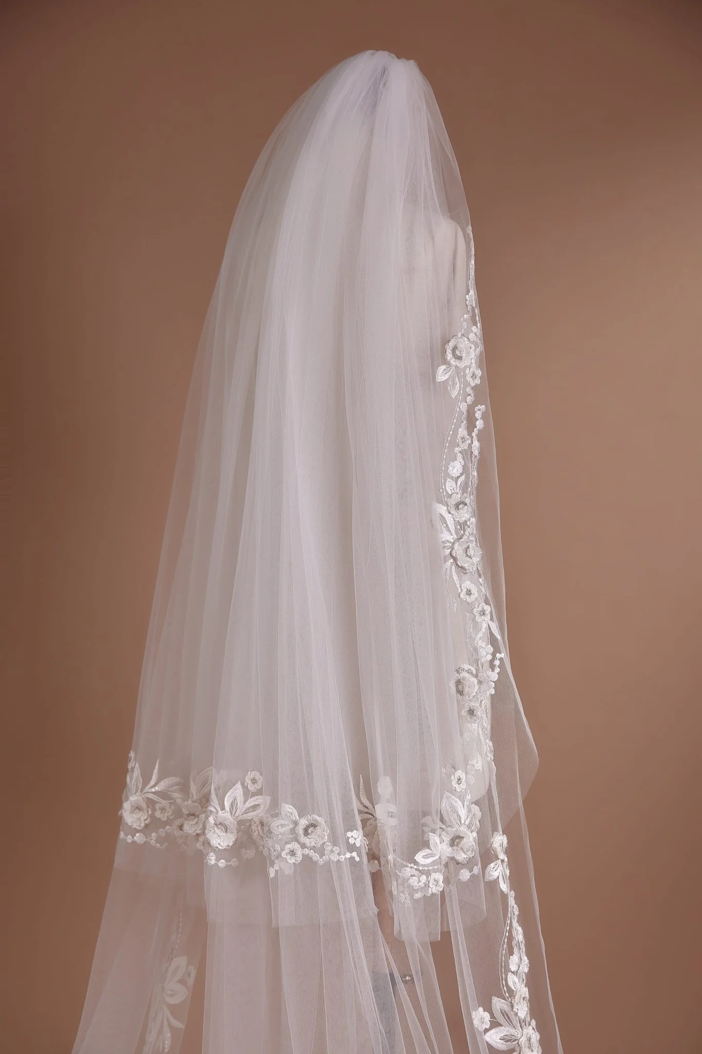 Lace-Trimmed Cathedral Veil with Floral Embroidery Plus Size - Image 2