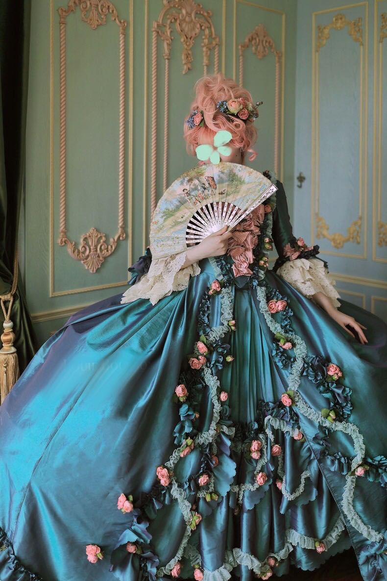 LUXURY ANTIQUE BAROQUE STYLE EMERALD SATIN EVENING DRESS WITH FLORAL LONG SLEEVES - 1800 BALL GOWN - Image 2