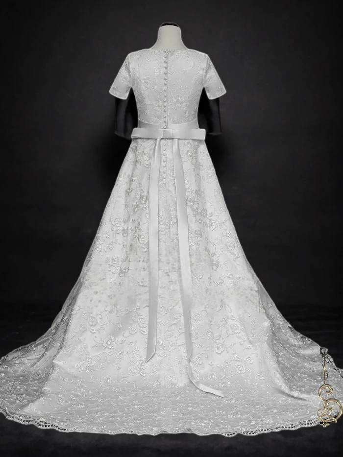 Timeless Sophistication: Modest Lace A-Line Wedding Dress with Short Sleeves Plus Size - Image 2
