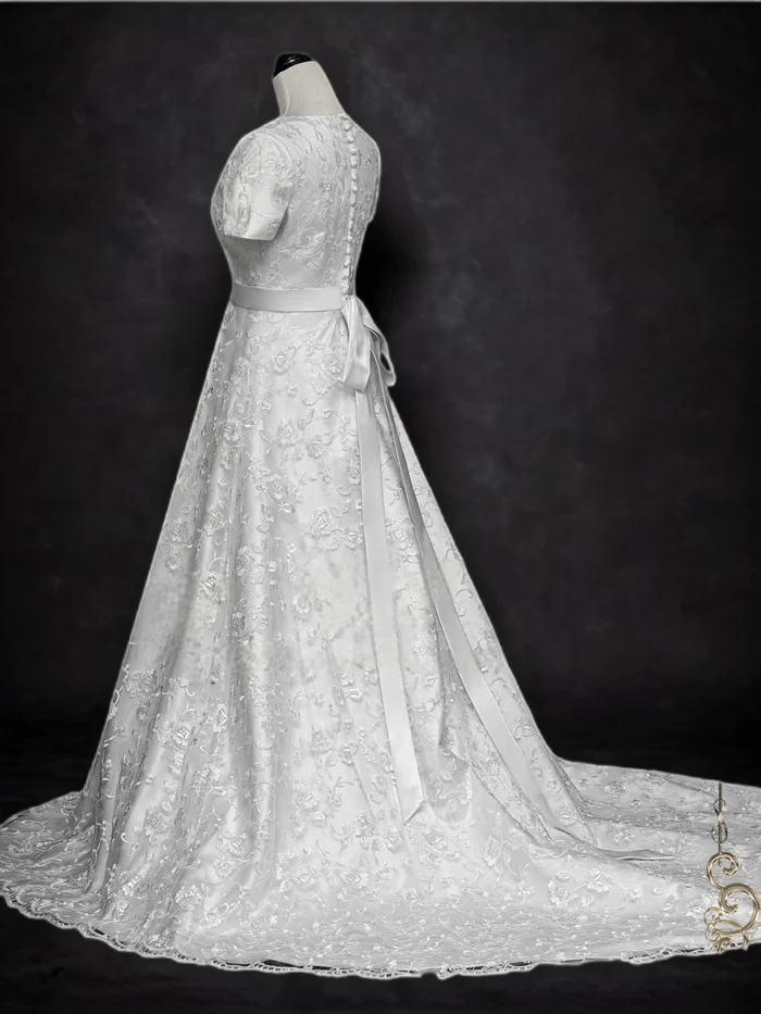 Timeless Sophistication: Modest Lace A-Line Wedding Dress with Short Sleeves Plus Size - Image 3