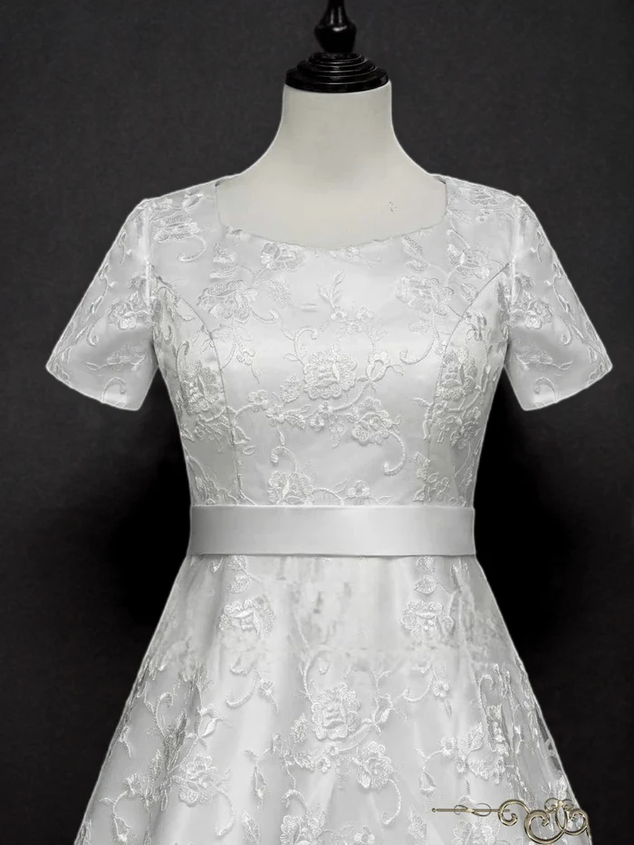 Timeless Sophistication: Modest Lace A-Line Wedding Dress with Short Sleeves Plus Size - Image 4