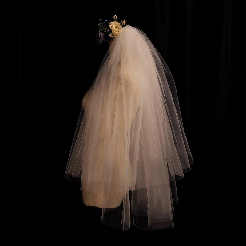 Simple Vintage Style Bridal Tulle Veil With Comb - Image 4